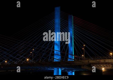 (4/9/2020) le pont Kosciuszko est éclairé par des lumières bleues pendant la pandémie de coronavirus dans le cadre de la campagne #LightItBlue pour montrer soutien et gratitude aux professionnels de la santé et aux travailleurs essentiels sur les lignes de front et créer un symbole universel de solidarité et d'espoir (photo de Lév Radin/Pacific Press/Sipa USA) Banque D'Images