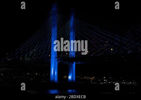 (4/9/2020) le pont Kosciuszko est éclairé par des lumières bleues pendant la pandémie de coronavirus dans le cadre de la campagne #LightItBlue pour montrer soutien et gratitude aux professionnels de la santé et aux travailleurs essentiels sur les lignes de front et créer un symbole universel de solidarité et d'espoir (photo de Lév Radin/Pacific Press/Sipa USA) Banque D'Images