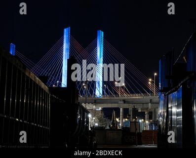 (4/9/2020) le pont Kosciuszko est éclairé par des lumières bleues pendant la pandémie de coronavirus dans le cadre de la campagne #LightItBlue pour montrer soutien et gratitude aux professionnels de la santé et aux travailleurs essentiels sur les lignes de front et créer un symbole universel de solidarité et d'espoir (photo de Lév Radin/Pacific Press/Sipa USA) Banque D'Images