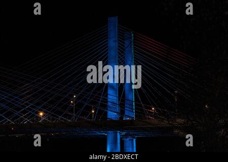 (4/9/2020) le pont Kosciuszko est éclairé par des lumières bleues pendant la pandémie de coronavirus dans le cadre de la campagne #LightItBlue pour montrer soutien et gratitude aux professionnels de la santé et aux travailleurs essentiels sur les lignes de front et créer un symbole universel de solidarité et d'espoir (photo de Lév Radin/Pacific Press/Sipa USA) Banque D'Images