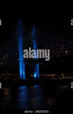 (4/9/2020) le pont Kosciuszko est éclairé par des lumières bleues pendant la pandémie de coronavirus dans le cadre de la campagne #LightItBlue pour montrer soutien et gratitude aux professionnels de la santé et aux travailleurs essentiels sur les lignes de front et créer un symbole universel de solidarité et d'espoir (photo de Lév Radin/Pacific Press/Sipa USA) Banque D'Images