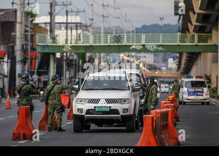 Antipolo City, Philippines. 10 avril 2020. La police vérifie la température des personnes à l'intérieur des véhicules passant par un point de contrôle à Antipolo City, aux Philippines, le 10 avril 2020. Le Département de la santé (DOH) des Philippines a signalé vendredi 119 nouveaux cas confirmés de COVID-19, portant le nombre total à 4 195. Crédit: Rouelle Umali/Xinhua/Alay Live News Banque D'Images