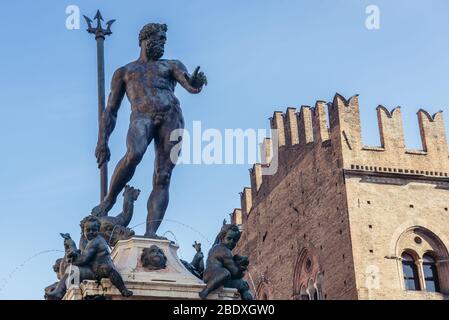 Fontaine de Neptune située sur la Piazza del Nettuno à côté de la Piazza Maggiore à Bologne, capitale et plus grande ville de l'Emilie Romagne en Italie Banque D'Images