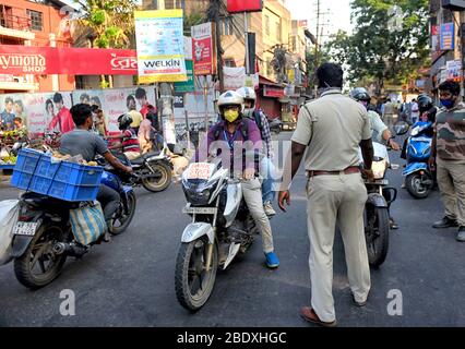 Kolkata, Inde. 10 avril 2020. Un policier demande aux motards de retourner dans leur maison pendant le verrouillage national au moment de l'épidémie de Coronavirus à Kolkata.le premier ministre indien a demandé 21 jours de maintien à l'échelle nationale jusqu'au 14 avril, mais beaucoup d'endroits on a observé que les gens ne restent pas à la maison et ne se balader dans la ville. Les policiers ont demandé à prendre des mesures strictes à ceux qui essaient de enfreindre les règles de verrouillage au cours de ce scénario de la Covid19. Crédit: SOPA Images Limited/Alay Live News Banque D'Images