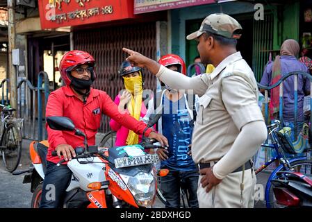 Kolkata, Inde. 10 avril 2020. Un policier demande à un automobiliste de retourner à sa maison pendant le verrouillage national au moment de l'épidémie de Coronavirus à Kolkata.le premier ministre indien a demandé 21 jours de maintien à l'échelle nationale jusqu'au 14 avril, mais beaucoup d'endroits on a observé que les gens ne restent pas à la maison et ne se balader dans la ville. Les policiers ont demandé à prendre des mesures strictes à ceux qui essaient de enfreindre les règles de verrouillage au cours de ce scénario de la Covid19. Crédit: SOPA Images Limited/Alay Live News Banque D'Images