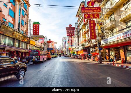 Vue sur la rue de Chinatown à Bangkok, Thaïlande. Banque D'Images