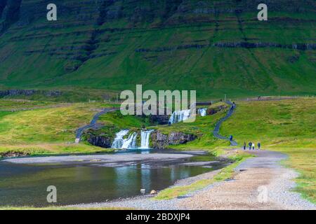 Kirkjufellsfoss, chute d'eau près de la montagne de Kirkjufell, péninsule de Snaefellsnes, Islande Banque D'Images