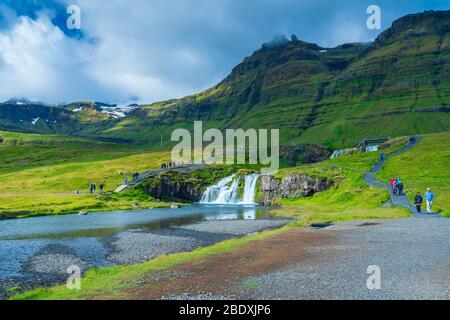 Kirkjufellsfoss, chute d'eau près de la montagne de Kirkjufell, péninsule de Snaefellsnes, Islande