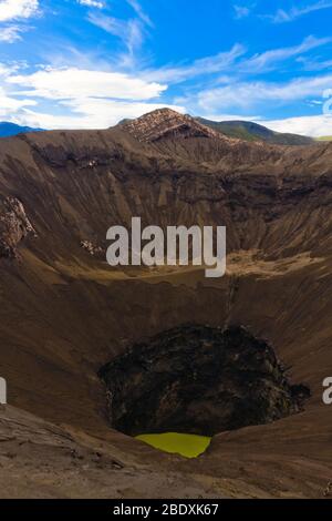Cratère du volcan Bromo contre le ciel bleu avec des nuages. Teng Banque D'Images