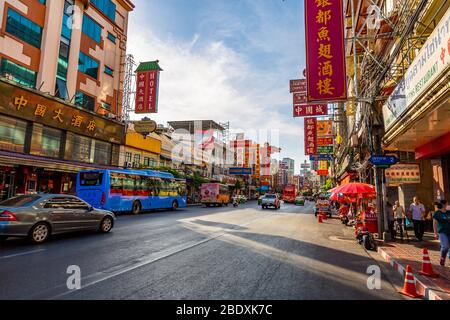 Vue sur la rue de Chinatown à Bangkok, Thaïlande. Banque D'Images