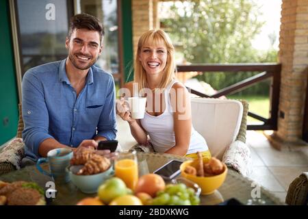 Jeune homme et femme prenant le petit déjeuner Banque D'Images