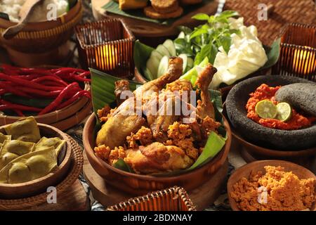 Ayam Penyet. Le javanais a écrasé un plat de poulet frit avec de la pâte de piment rouge. Banque D'Images