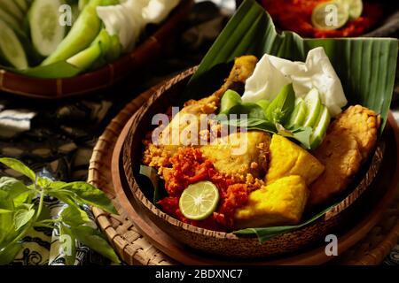 Ayam Penyet. Le javanais a écrasé un plat de poulet frit avec de la pâte de piment rouge. Banque D'Images