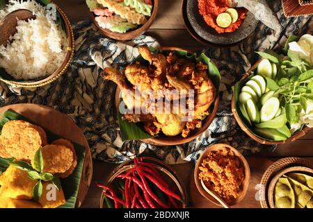 Ayam Penyet. Le javanais a écrasé un plat de poulet frit avec de la pâte de piment rouge. Banque D'Images