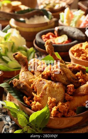 Ayam Penyet. Le javanais a écrasé un plat de poulet frit avec de la pâte de piment rouge. Banque D'Images