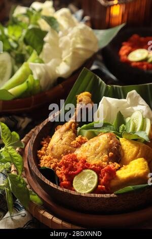 Ayam Penyet. Le javanais a écrasé un plat de poulet frit avec de la pâte de piment rouge. Banque D'Images