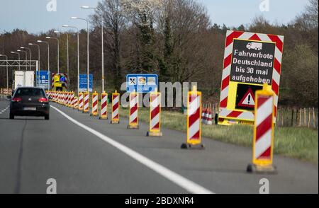 10 avril 2020, Basse-Saxe, Nordhorn: Une carte d'information mobile sur l'autoroute 30 au passage frontalier entre les Pays-Bas et l'Allemagne indique que l'interdiction de conduire sur les véhicules lourds sera levée d'ici le 30 mai. Les frontières entre la Basse-Saxe et les Pays-Bas sont toujours ouvertes, mais la police fédérale conseille aux Allemands de ne pas se rendre aux Pays-Bas. Lors de l'entrée en Allemagne, la police fédérale vérifie, par exemple, si des personnes de pays tiers veulent entrer - c'est actuellement interdit. Photo: Friso Gentsch/dpa Banque D'Images