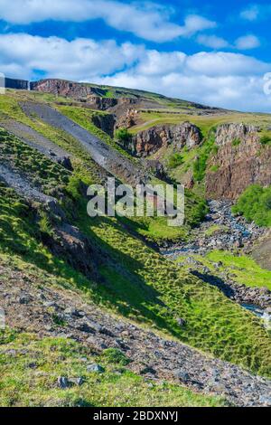 Litlanesfoss vu de Hengifoss Track, région orientale, Islande Banque D'Images