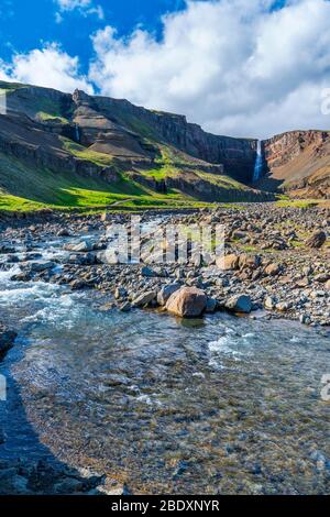 Hengifoss vu de Hengifoss Track, région orientale, Islande Banque D'Images