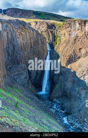 Litlanesfoss vu de Hengifoss Track, région orientale, Islande Banque D'Images