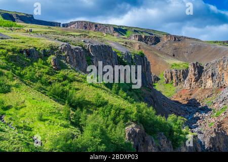 Litlanesfoss vu de Hengifoss Track, région orientale, Islande Banque D'Images