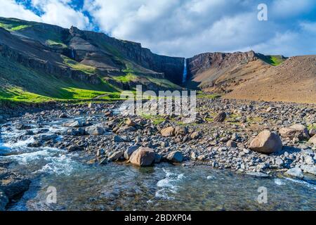 Hengifoss vu de Hengifoss Track, région orientale, Islande Banque D'Images