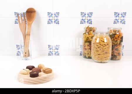 assortiment de bonbons au chocolat dans la cuisine Banque D'Images