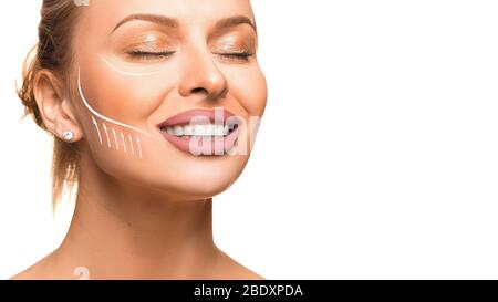 Portrait de femme avec lignes de levage et flèches sur le visage. Concept anti-âge. Photo sur fond blanc. Banque D'Images