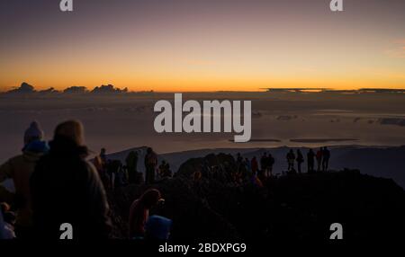 Mont Rinjani, Lombok, Indonésie - 20 août 2016 : un beau lever de soleil du volcan Rinjani à Lombok, Indonésie, groupe de touristes sur le pic Banque D'Images