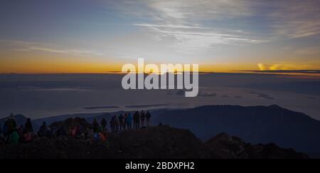 Mont Rinjani, Lombok, Indonésie - 20 août 2016 : un beau lever de soleil du volcan Rinjani à Lombok, Indonésie, groupe de touristes sur le pic Banque D'Images