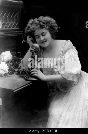 Femme parlant au téléphone Candlestick, 1909 Banque D'Images