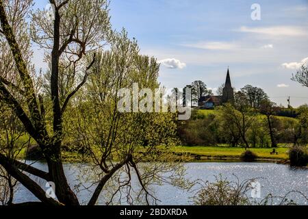 Vue sur les prés aquatiques jusqu'au centre de Chellington dans l'église St Nicholas depuis le parc national Harrold Odell dans le Bedfordshire, Royaume-Uni Banque D'Images