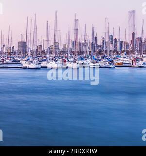 En regardant vers le quartier des affaires de Melbourne depuis St Kilda Pier, Victoria, Australie. Banque D'Images