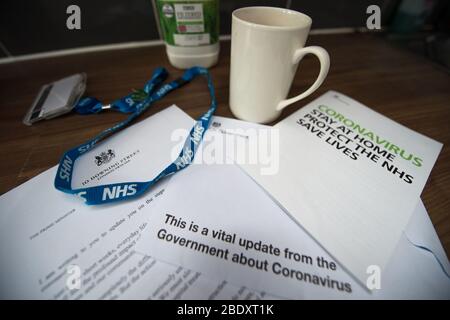 Glasgow, Royaume-Uni. 10 avril 2019. Photo : lettre du Premier ministre britannique Boris Johnson envoyée à tous les ménages britanniques qui comprend un document d'information du gouvernement, « CORONAVIRUS. RESTEZ CHEZ VOUS. PROTÉGER LE NHS. SAUVER DES VIES. » La lettre s'ouvre avec : « Je vous écris pour vous informer des mesures que nous prenons pour lutter contre le coronavirus. » « en quelques semaines seulement, la vie quotidienne dans ce pays a changé radicalement. Nous ressentons tous l’impact profond du coronavirus non seulement sur nous-mêmes, mais aussi sur nos proches et nos communautés. » Crédit : Colin Fisher/Alay Live News Banque D'Images