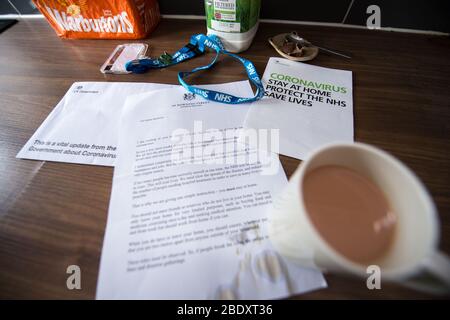 Glasgow, Royaume-Uni. 10 avril 2019. Photo : lettre du Premier ministre britannique Boris Johnson envoyée à tous les ménages britanniques qui comprend un document d'information du gouvernement, « CORONAVIRUS. RESTEZ CHEZ VOUS. PROTÉGER LE NHS. SAUVER DES VIES. » La lettre s'ouvre avec : « Je vous écris pour vous informer des mesures que nous prenons pour lutter contre le coronavirus. » « en quelques semaines seulement, la vie quotidienne dans ce pays a changé radicalement. Nous ressentons tous l’impact profond du coronavirus non seulement sur nous-mêmes, mais aussi sur nos proches et nos communautés. » Crédit : Colin Fisher/Alay Live News Banque D'Images