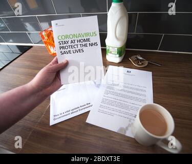 Glasgow, Royaume-Uni. 10 avril 2019. Photo : lettre du Premier ministre britannique Boris Johnson envoyée à tous les ménages britanniques qui comprend un document d'information du gouvernement, « CORONAVIRUS. RESTEZ CHEZ VOUS. PROTÉGER LE NHS. SAUVER DES VIES. » La lettre s'ouvre avec : « Je vous écris pour vous informer des mesures que nous prenons pour lutter contre le coronavirus. » « en quelques semaines seulement, la vie quotidienne dans ce pays a changé radicalement. Nous ressentons tous l’impact profond du coronavirus non seulement sur nous-mêmes, mais aussi sur nos proches et nos communautés. » Crédit : Colin Fisher/Alay Live News Banque D'Images