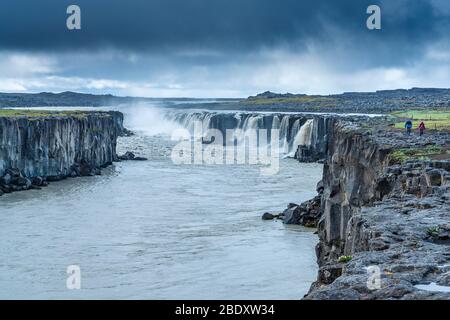 Selfoss au fleuve Jökulsá á Fjöllum vu de l'ouest, Parc national de Vatnajökull, région du Nord-est, Islande Banque D'Images