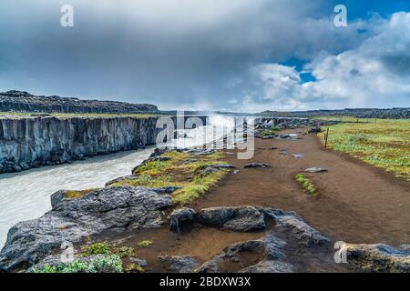 Selfoss au fleuve Jökulsá á Fjöllum vu de l'ouest, Parc national de Vatnajökull, région du Nord-est, Islande Banque D'Images