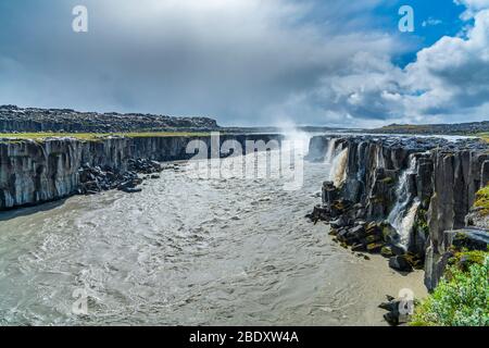 Selfoss au fleuve Jökulsá á Fjöllum vu de l'ouest, Parc national de Vatnajökull, région du Nord-est, Islande Banque D'Images