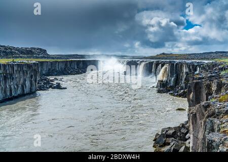 Selfoss au fleuve Jökulsá á Fjöllum vu de l'ouest, Parc national de Vatnajökull, région du Nord-est, Islande Banque D'Images