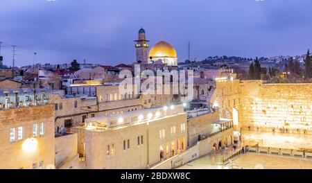 Le Mont du Temple - mur occidental et le dôme doré de la mosquée du Rocher dans la vieille ville de Jérusalem, Israël Banque D'Images