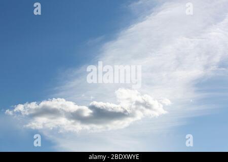 Nuage blanc en forme de plan sur ciel bleu avec queue blanche , Finlande Banque D'Images