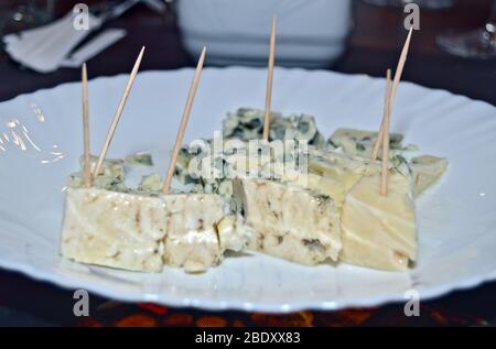 Tranches de fromage bleu sur plaque blanche, prêtes pour la dégustation de fromages - fromages doux avec moule royal traditionnel à la France (camembert ou brie) Banque D'Images