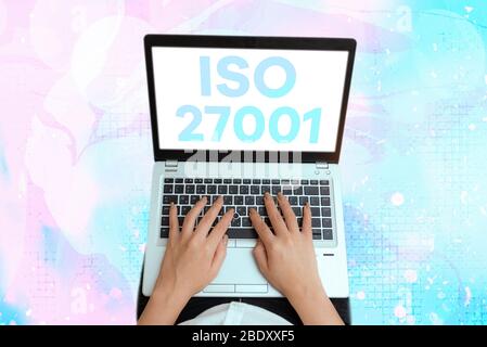 Panneau de texte indiquant ISO 27001. Photo d'entreprise présentant les spécifications d'un système de gestion de la sécurité des informations Banque D'Images