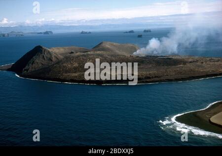 Éruption sur Surtsey, une île volcanique dans le petit archipel de Vestmannaeyjar (îles Westman, en anglais) au large de la côte sud de l'Islande. Il a été créé dans une éruption volcanique qui a atteint la surface de l'océan le 14 novembre 1963 et a duré jusqu'au 5 juin 1967. Banque D'Images