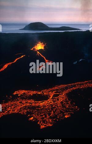 Éruption sur Surtsey, une île volcanique dans le petit archipel de Vestmannaeyjar (îles Westman, en anglais) au large de la côte sud de l'Islande. Il a été créé dans une éruption volcanique qui a atteint la surface de l'océan le 14 novembre 1963 et a duré jusqu'au 5 juin 1967. Banque D'Images