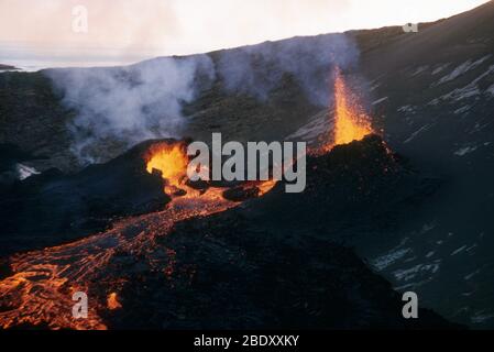 Éruption sur Surtsey, une île volcanique dans le petit archipel de Vestmannaeyjar (îles Westman, en anglais) au large de la côte sud de l'Islande. Il a été créé dans une éruption volcanique qui a atteint la surface de l'océan le 14 novembre 1963 et a duré jusqu'au 5 juin 1967. Banque D'Images