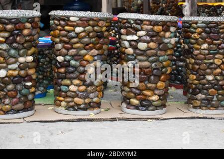 Pots de fleurs faits de petits galets lisses vendus comme souvenirs à la galerie d'art en pierre de la Union. Banque D'Images