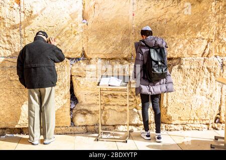 Homme orthodoxe juif priant au mur occidental, Jérusalem Israël. Banque D'Images