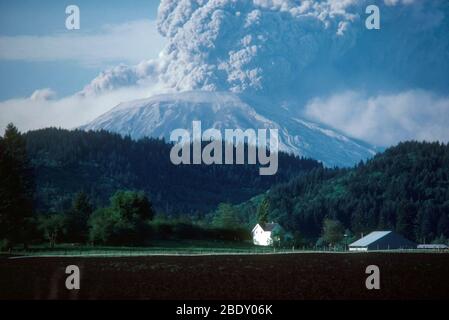 Des panaches géantes de cendres volcaniques s'enversent du Mont Saint-Helens le jour de sa grande éruption, le 18 mai 1980. Banque D'Images